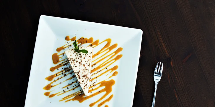 Tříchodové menu s aperitivem a kávou: polévka, hovězí roštěná a dezert