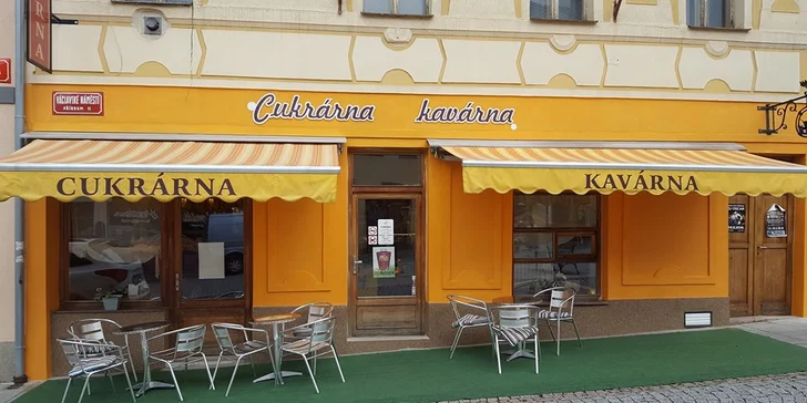 Zákusek podle výběru, horká limonáda nebo cappuccino s příchutí