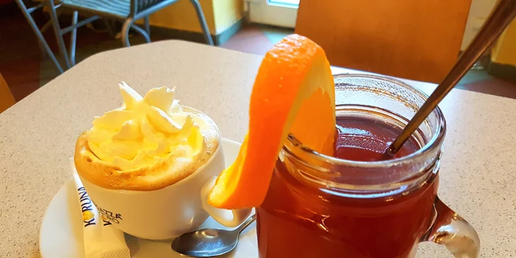 Zákusek podle výběru, horká limonáda nebo cappuccino s příchutí