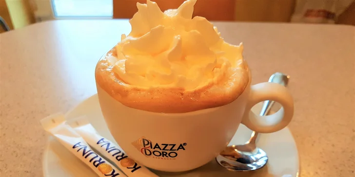 Zákusek podle výběru, horká limonáda nebo cappuccino s příchutí