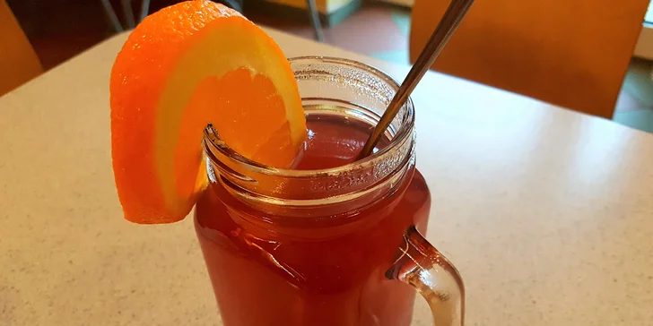 Zákusek podle výběru, horká limonáda nebo cappuccino s příchutí
