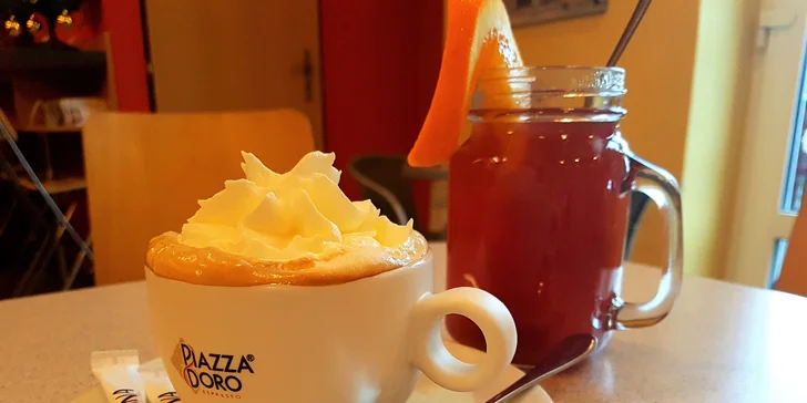 Zákusek podle výběru, horká limonáda nebo cappuccino s příchutí