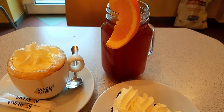 Zákusek podle výběru, horká limonáda nebo cappuccino s příchutí