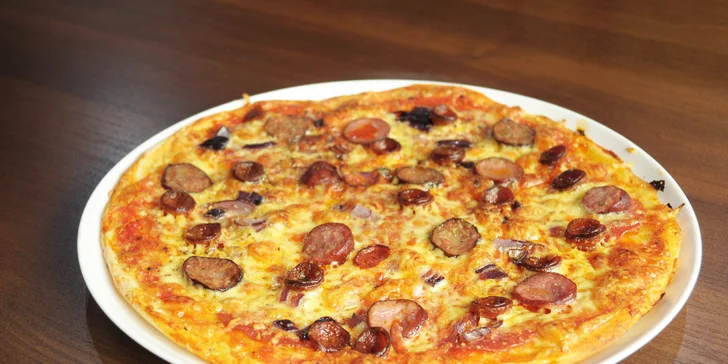 2 křupavé pizzy podle výběru s rozvozem zdarma do vybraných oblastí