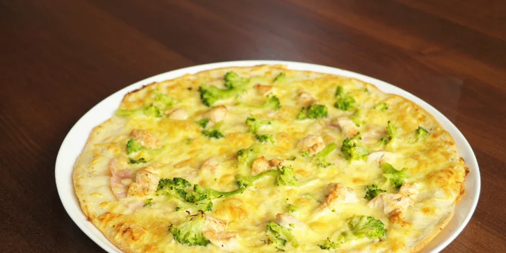 2 pizzy o průměru 32 cm: na výběr z více než 30 druhů, rajčatový i smetanový základ