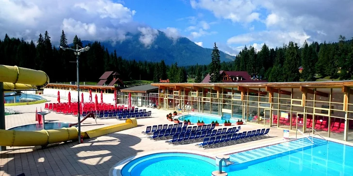Ze svahu do termálních pramenů: Celodenní skipasy a aquapasy Oravice