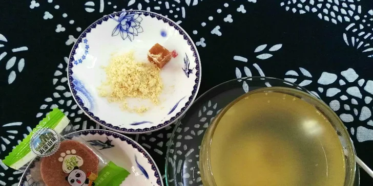 Menu pro dva: litr čaje a sušenky či jídlo dle výběru v kavárně s nádechem čínských tradic