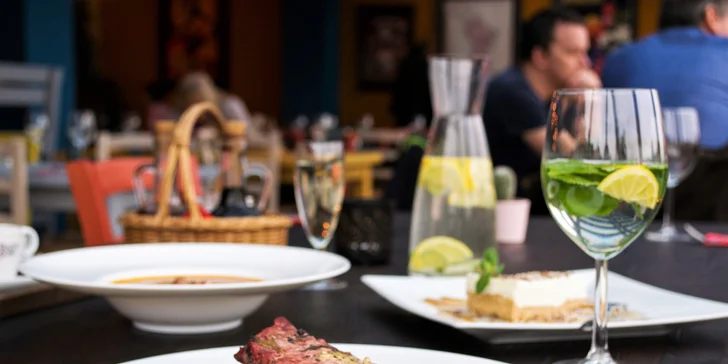 Tříchodové menu s aperitivem a kávou: polévka, hovězí roštěná a dezert