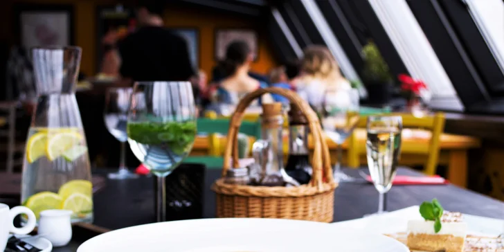 Tříchodové menu s aperitivem a kávou: polévka, hovězí roštěná a dezert