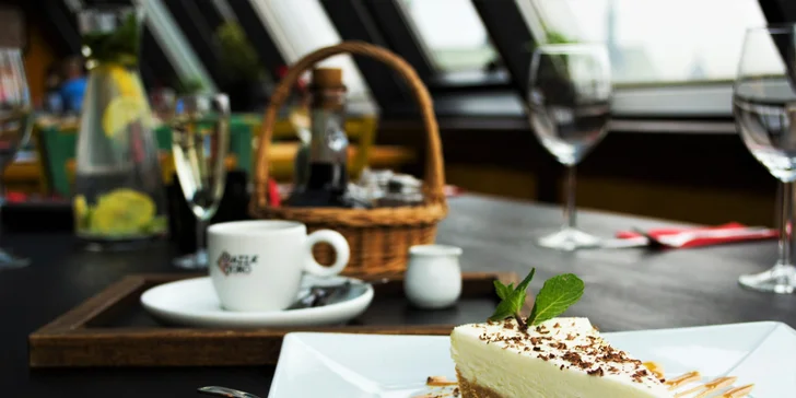 Tříchodové menu s aperitivem a kávou: polévka, hovězí roštěná a dezert