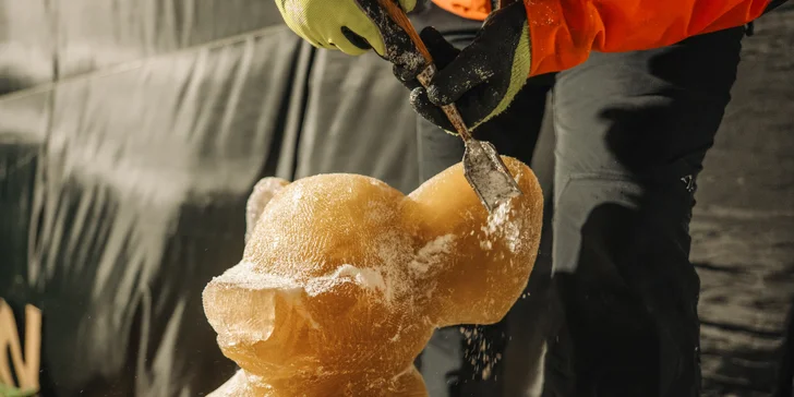 Celkem tu na vás čeká více než 50 soch vytvořených ze 130 000 kg barevného a čirého ledu.