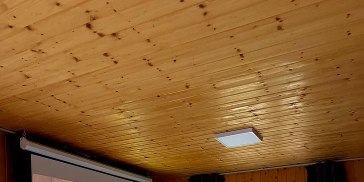 V domčeku nájdete aj veľké premietacie plátno, na ktorom si môžete trebárs prezrieť obľúbený film.