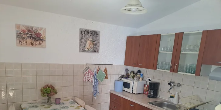Kuchyně je plně vybavená. 