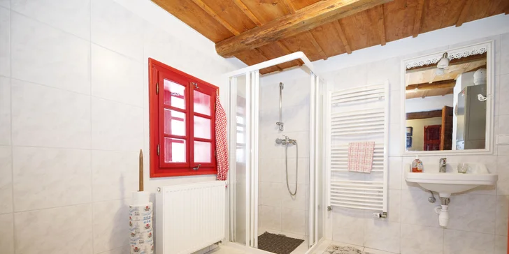Roubenka je vybavená sprchovým koutem a dvěma WC. 