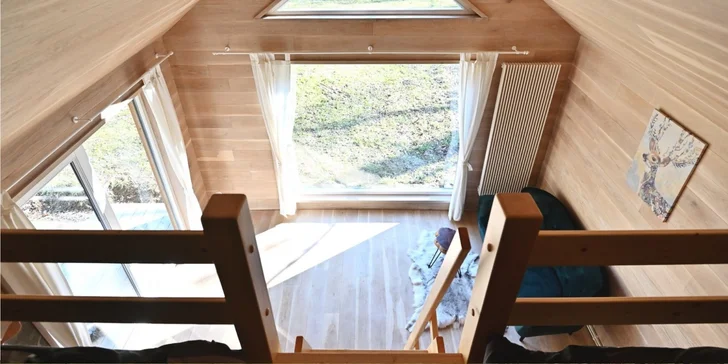 Ta je postavená jako off grid, tedy odpojená od všech sítí.  