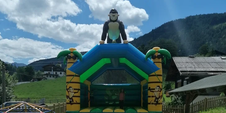 Venku je pro ně připravené parádní hřiště. 