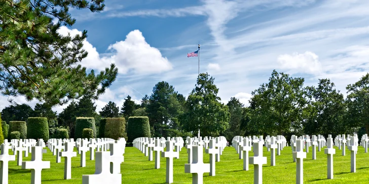 Omaha Beach s americkým památníkem u Colleville
