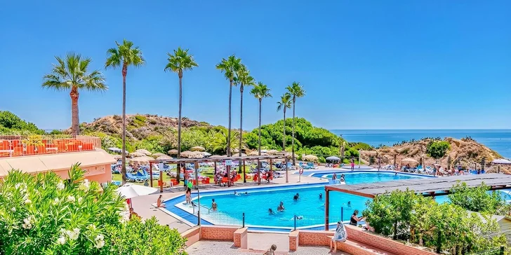 Resort je zasazený do zeleně a patří k němu bazény. 