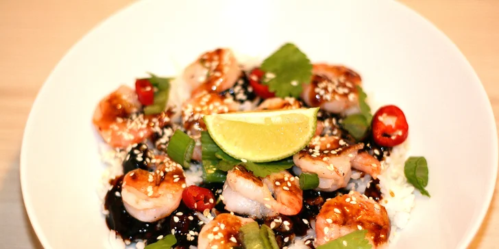 Vždy si také zvolíte ze tří různých omáček: teriyaki, arašídová, kokosové karí. 