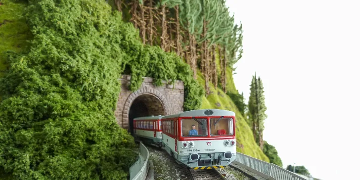 Pohľad na elektrickú trať, stanice, ľudí, výpravcov, výhybky aj nádhernú okolitú krajinu očarí nielen deti ale aj dospelých.