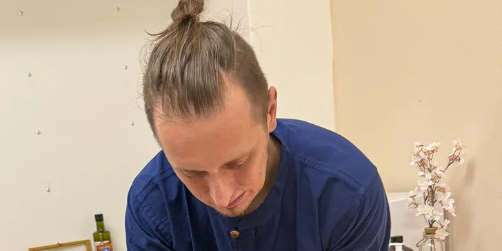 Při masážích odborný masér kombinuje osvědčené techniky s kvalitními oleji, baňkami či horkými lávovými kameny.


