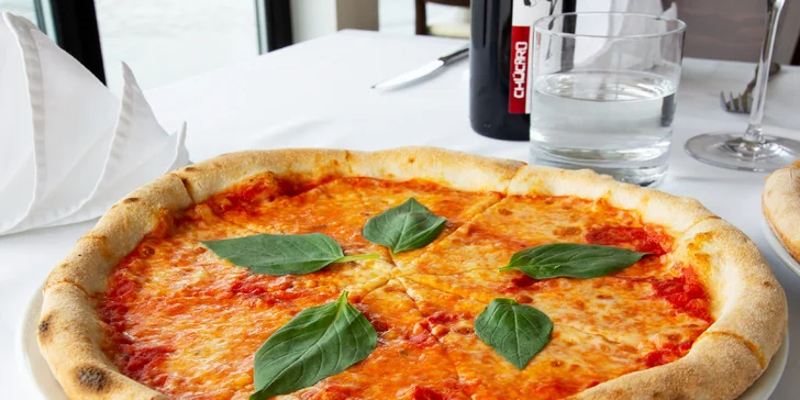 Dostanete pizzu Margarita, druhou si vyberete sami z menu.