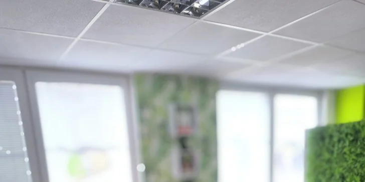 Kolagénové lampy v prístroji Infrashape pomáhajú vyhladzovať pokožku a redukovať strie.