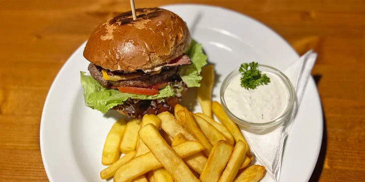 Hovězí burger se steakovými hranolky a domácí tatarkou pro 1 či 2 osoby