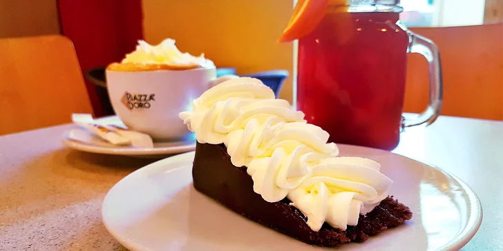 Zákusek podle výběru, horká limonáda nebo cappuccino s příchutí