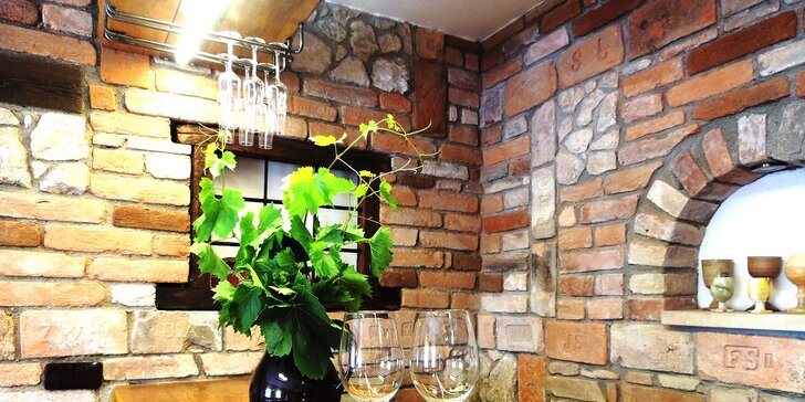 Ubytování ve vinařském penzionu poblíž Mikulova a lahev vína jako milá pozornost