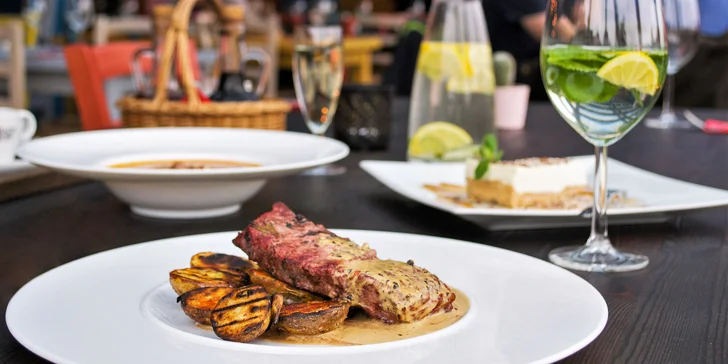Tříchodové menu s aperitivem a kávou: polévka, hovězí roštěná a dezert