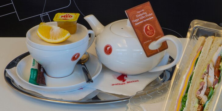 Sendvič a káva nebo čaj v designové kavárně s lékařskou výzdobou u I. P. Pavlova