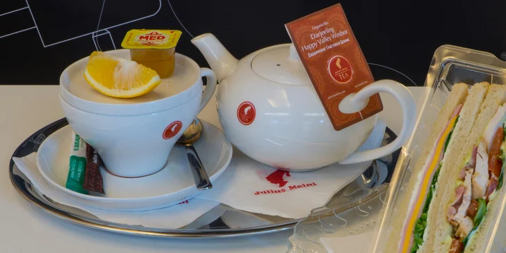 Sendvič a káva nebo čaj v designové kavárně s lékařskou výzdobou u I. P. Pavlova