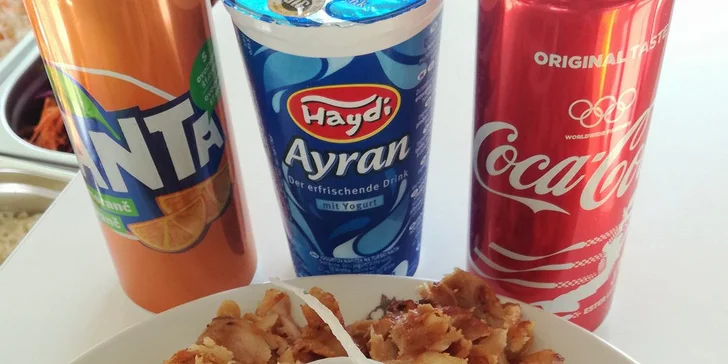 Talíř plný tradičního kebabu s přílohou dle výběru včetně nápoje