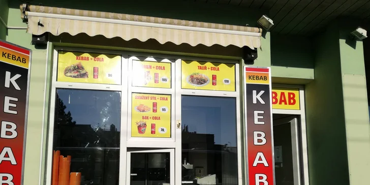 Talíř plný tradičního kebabu s přílohou dle výběru včetně nápoje