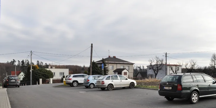 Propečený rump steak s lusky balenými v slanině a brambor provoněný tymiánem