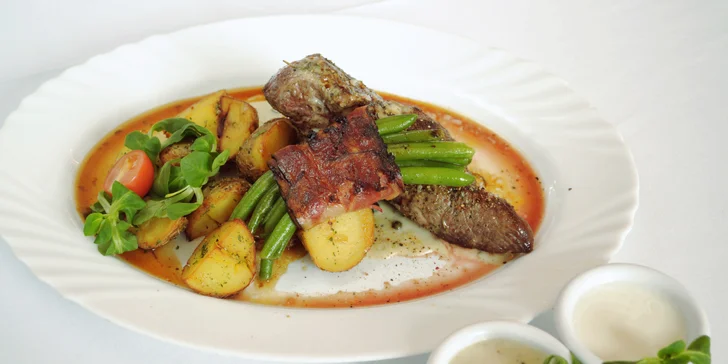 Propečený rump steak s lusky balenými v slanině a brambor provoněný tymiánem