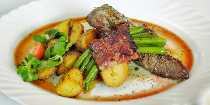 Propečený rump steak s lusky balenými v slanině a brambor provoněný tymiánem