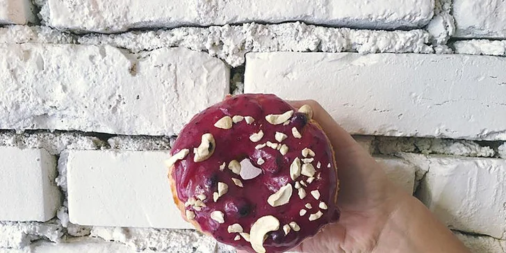 Just Donut: nadýchaná pochoutka podle výběru a káva pro jednoho nebo dva