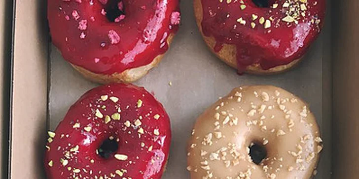 Just Donut: nadýchaná pochoutka podle výběru a káva pro jednoho nebo dva