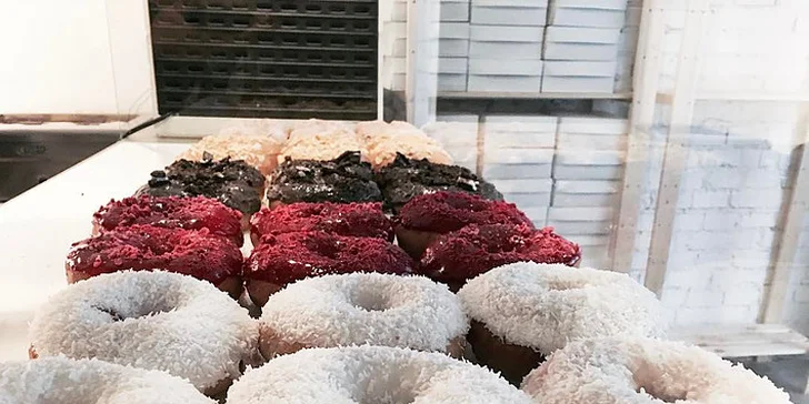 Just Donut: nadýchaná pochoutka podle výběru a káva pro jednoho nebo dva