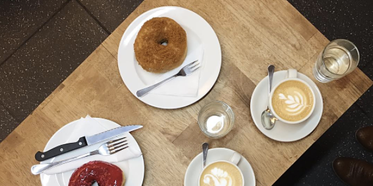 Just Donut: nadýchaná pochoutka výběrem z několika lahodných verzí a káva