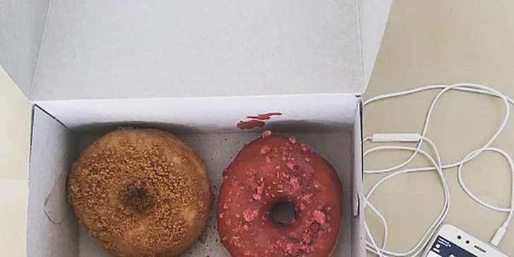 Just Donut: nadýchaná pochoutka podle výběru a káva pro jednoho nebo dva