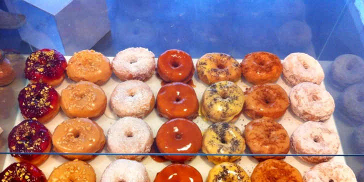Just Donut: nadýchaná pochoutka podle výběru a káva pro jednoho nebo dva