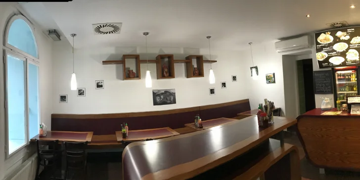 Výběr z menu v asijském bistru: jarní a letní závitky a hlavní jídlo