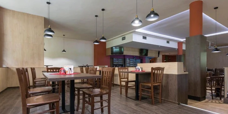 Pikantní kuřecí křídla s česnekovým dipem a pečivem v restauraci z roku 1962