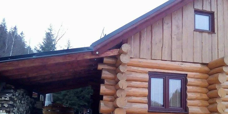 Ubytování v kanadském srubu až pro 10 osob a možnost využít termální káď