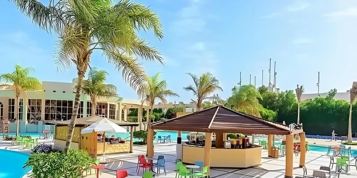 Barů je v resortu několik, jeden najdete i u bazénů. 
