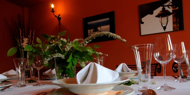 4chodové menu pro dva: krevetová polévka, argentinský steak, kachní prsa i sekt