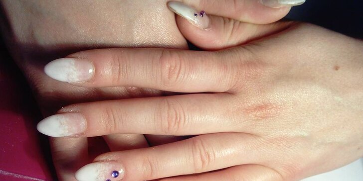 Péče o vaše ruce: modeláž nehtů včetně ošetření vonným olejem